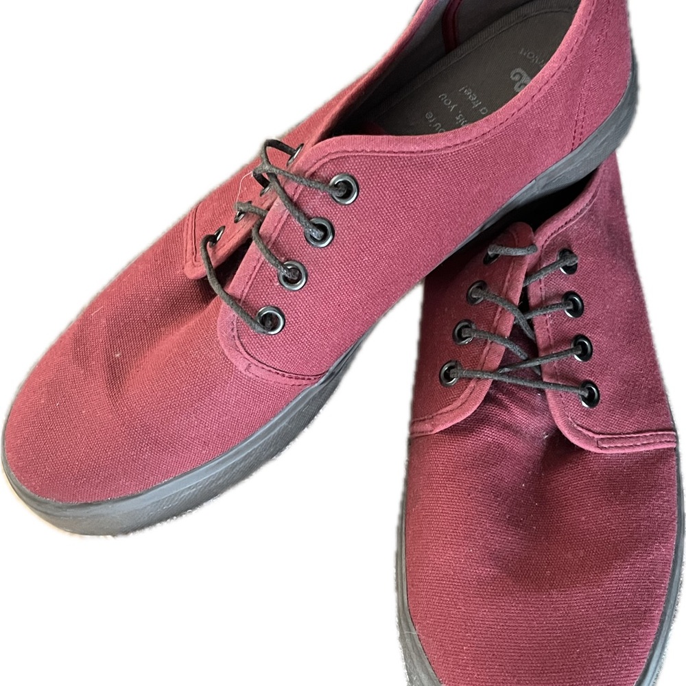 New w/o box Men’s Vamvas Red Canvas Shoes, size 9.5